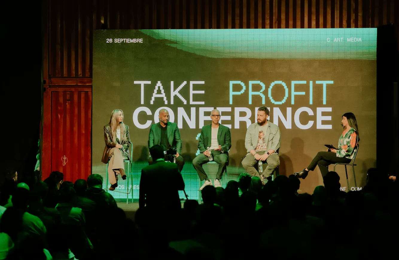 Panel de cinco speakers en el main stage