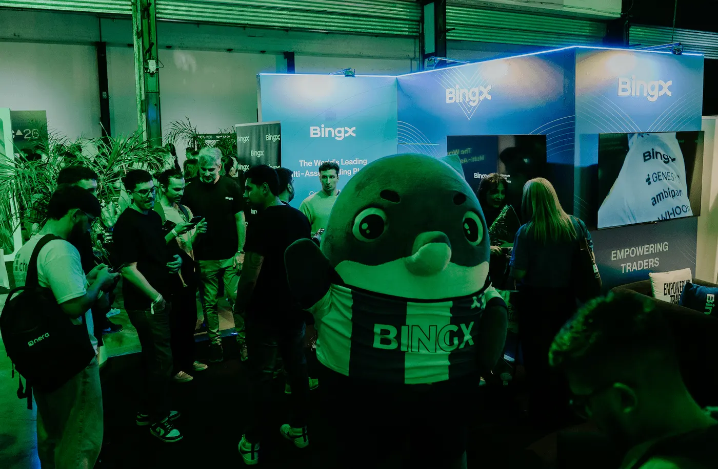 Stand de BingX con su mascota y asistentes