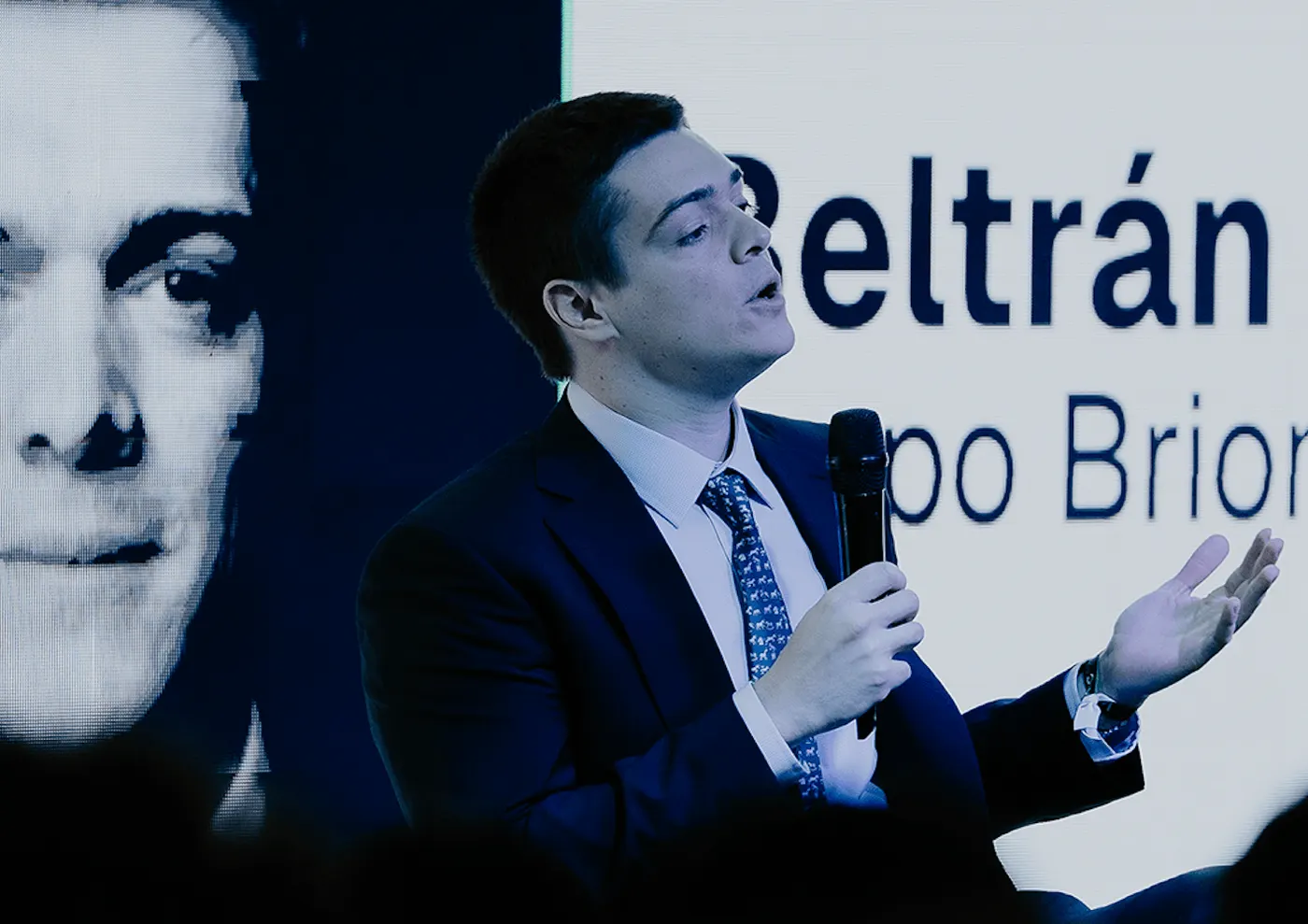 Beltrán Briones hablando en el escenario