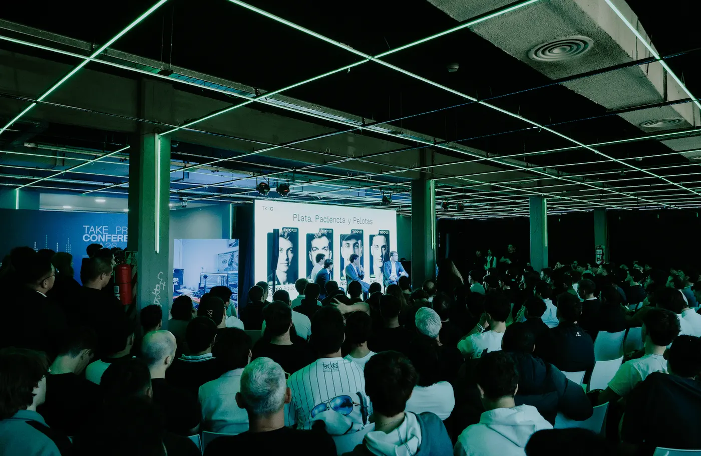 Sala del Finanzas Stage con luces en grilla