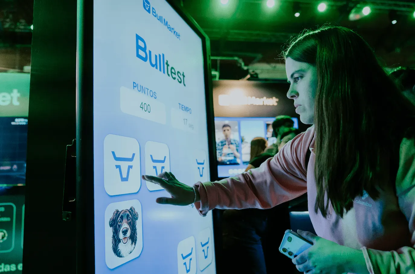 Asistente jugando el Bulltest en el stand de Bull Market