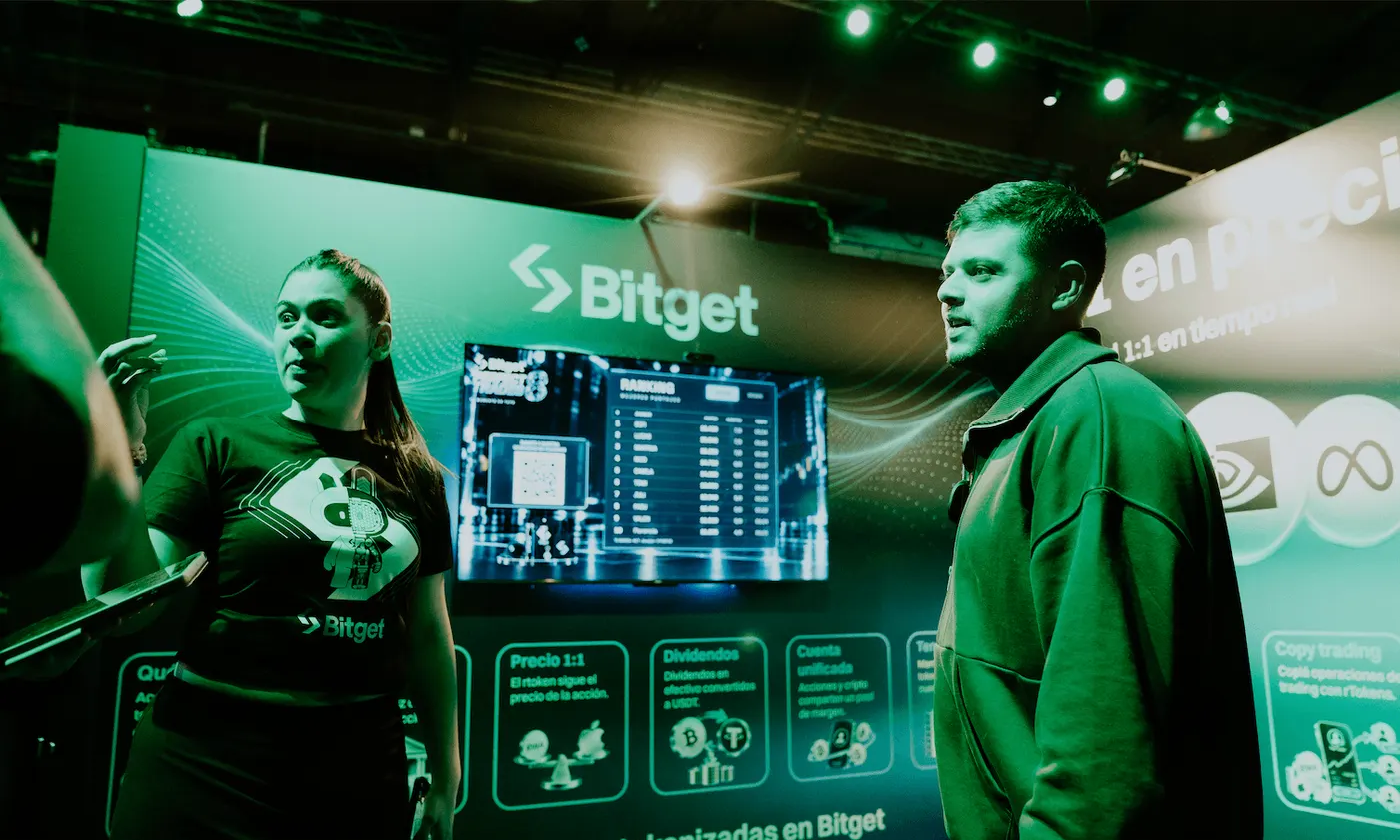Stand de Bitget con asistentes